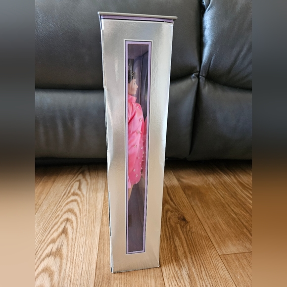 Barbie Classic Edition Audrey Hepburn as  'Holly Golightly' Breakfast at Tiffany - Picture 4 of 4